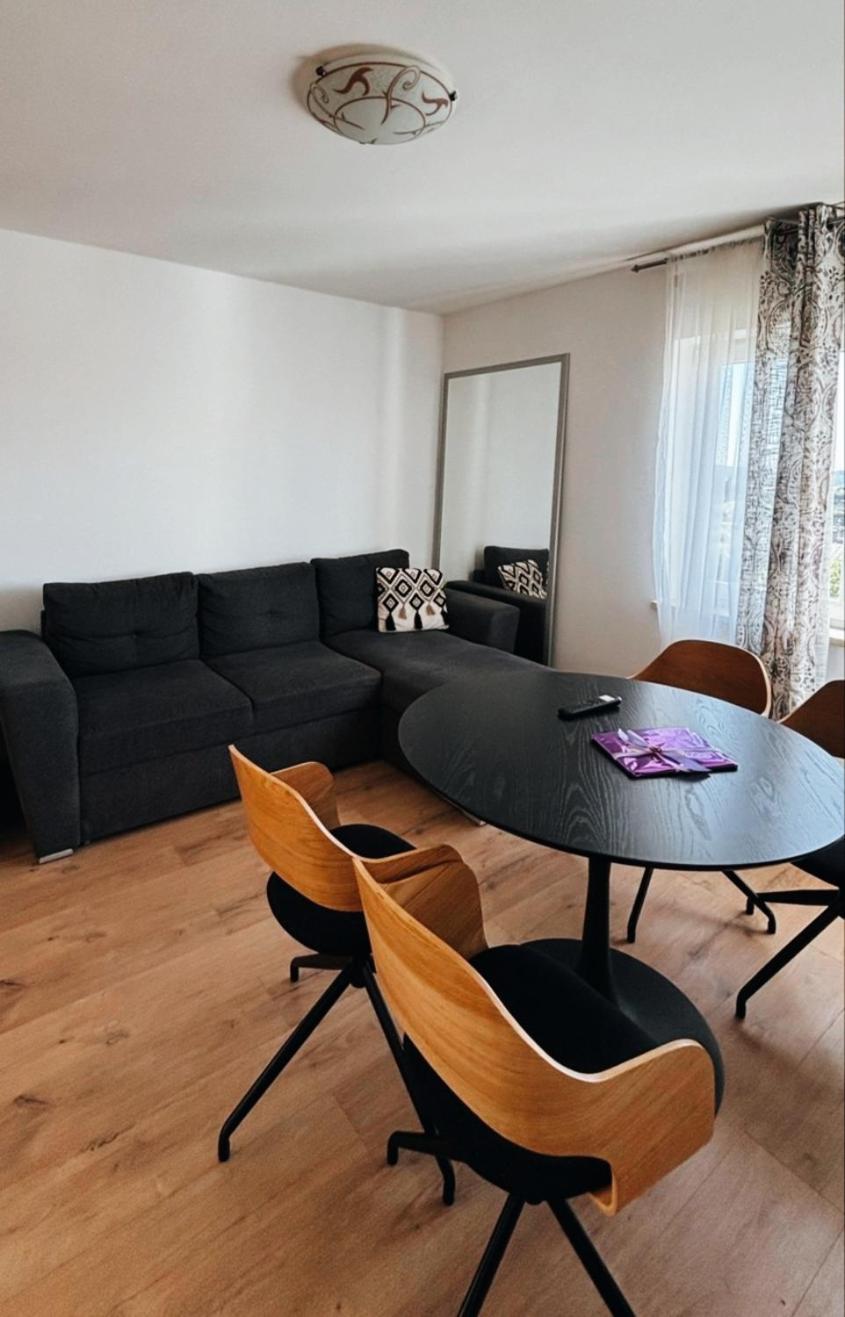 Ana Apartment Pula Luaran gambar